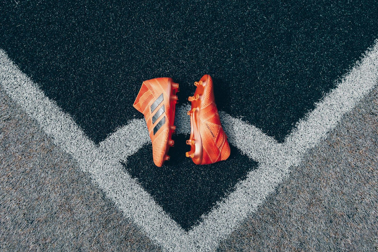 Voetbalschoenen in de hoek van het veld